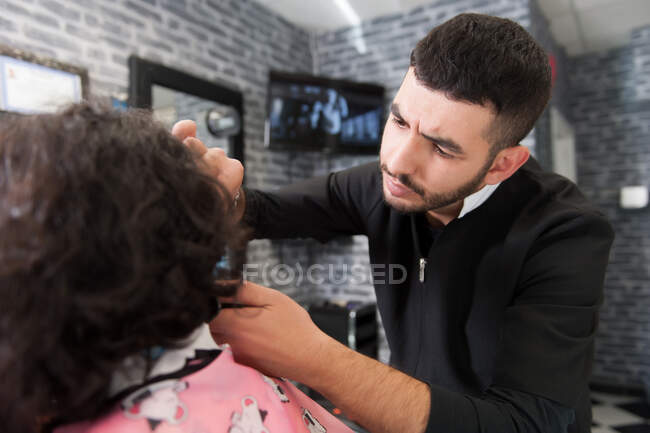 Homme marocain travaillant chez son coiffeur — Photo de stock