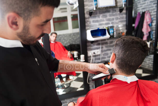 Marokkaner arbeitet beim Friseur — Stockfoto