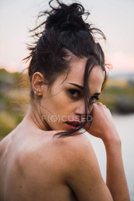 Sensual mulher nua na natureza, olhando na câmera — Fotografia de Stock