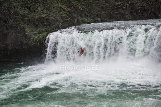 Людина в kayak на воді гірської річки, Ісландія — стокове фото