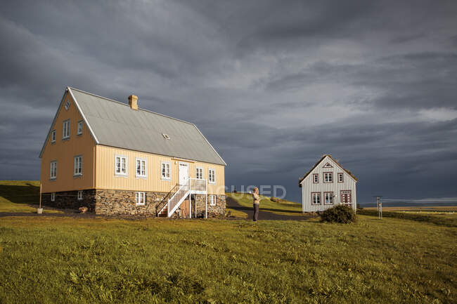 Casa de campo con techo de paja en el campo, Islandia - foto de stock