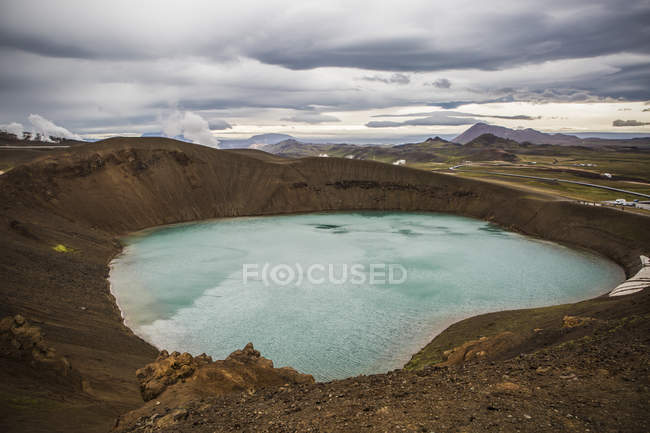 Горный пруд между вулканами и гейзерами с живописным видом на ландшафт Исландии — стоковое фото