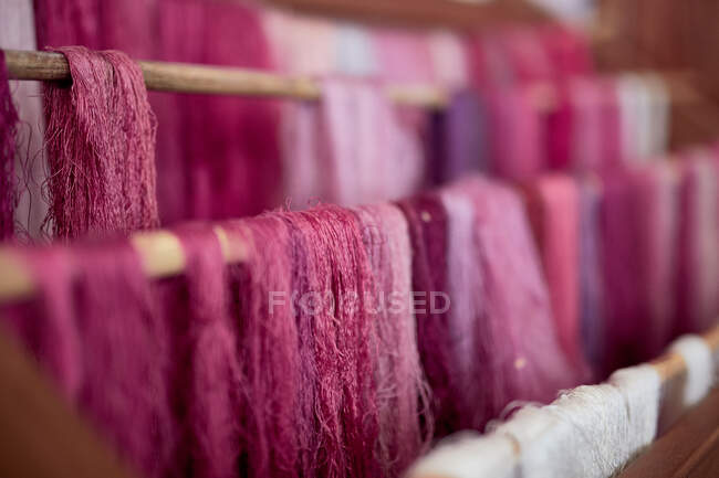 Крупним планом різнокольорові швейні нитки — стокове фото