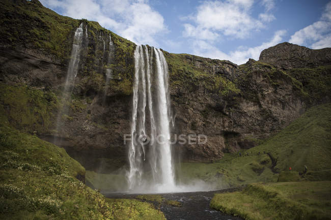 Водоспад бризок від кам'яна Скеля, Ісландія — стокове фото