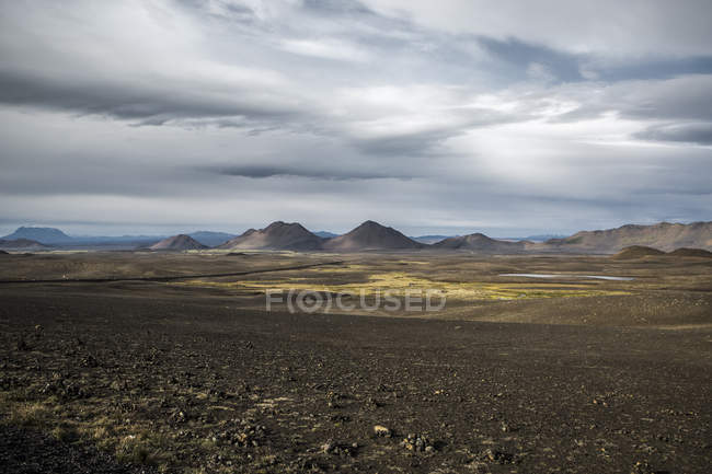Picturesque view of route passing between ridge and lake in Iceland — Stock Photo