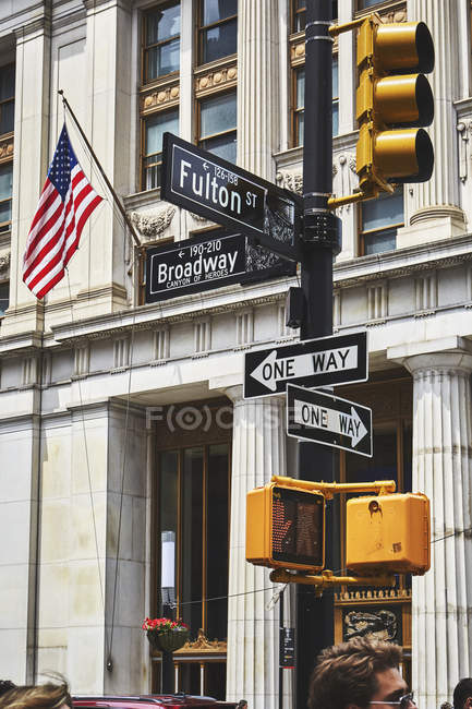 Panneau et feux de signalisation au centre-ville, New York, États-Unis — Photo de stock