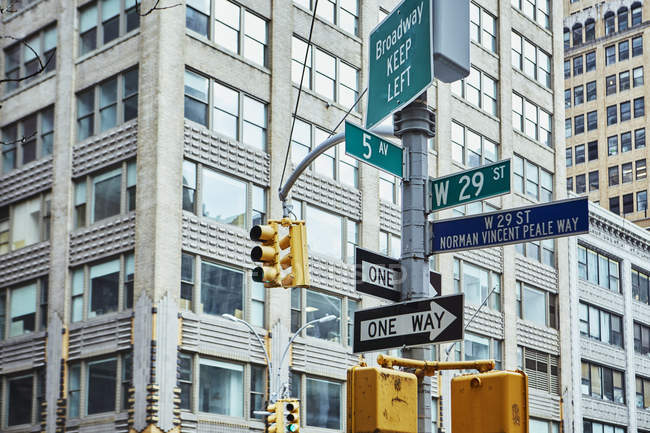 Panneau et feux de signalisation au centre-ville, New York, États-Unis — Photo de stock