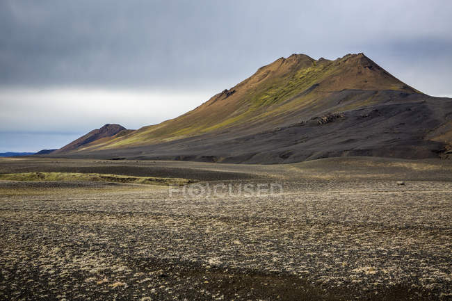 Зеленые холмы под облачным небом, Исландия — стоковое фото