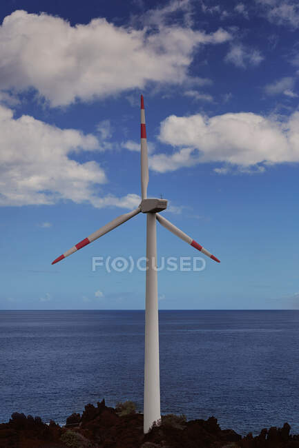 Vista para o moinho de vento e calmo oceano azul em The Palm, Espanha. — Fotografia de Stock
