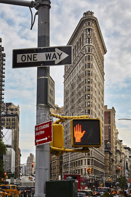 Panneau et feu de signalisation au centre-ville, New York, États-Unis — Photo de stock