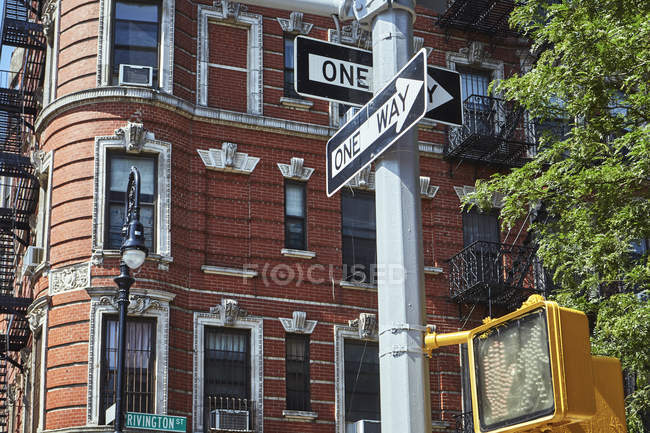 Panneau indicateur et feu de circulation moderne sur la rue dans le centre-ville de New York, États-Unis — Photo de stock
