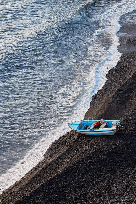 Barco en el mar en la playa - foto de stock