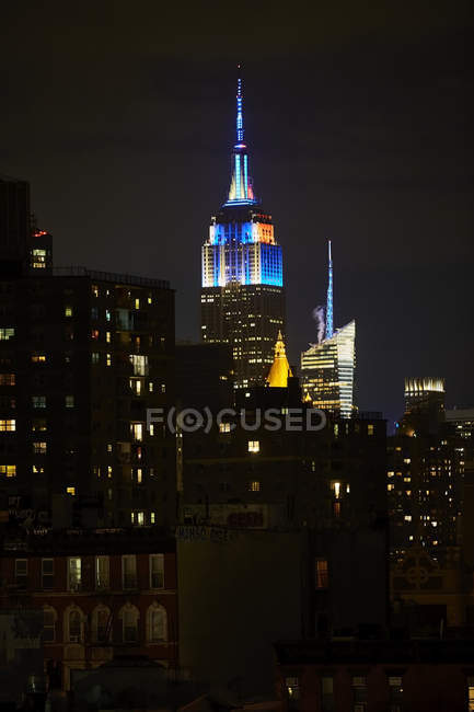 Edificio de estado imperio iluminado en la noche, Nueva York, EE.UU. - foto de stock