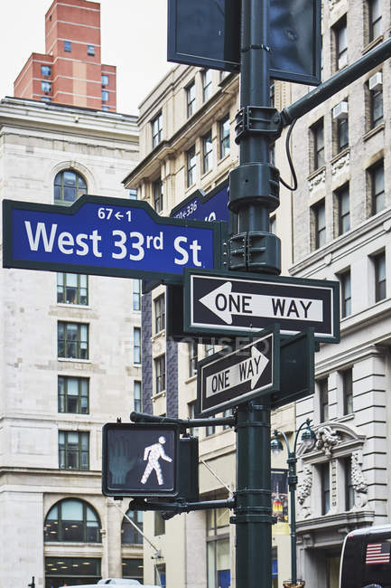 Feux de circulation et panneaux indicateurs, New York, États-Unis — Photo de stock