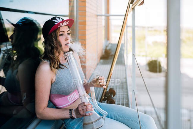 Frau raucht Marihuana in einer Bong — Stockfoto