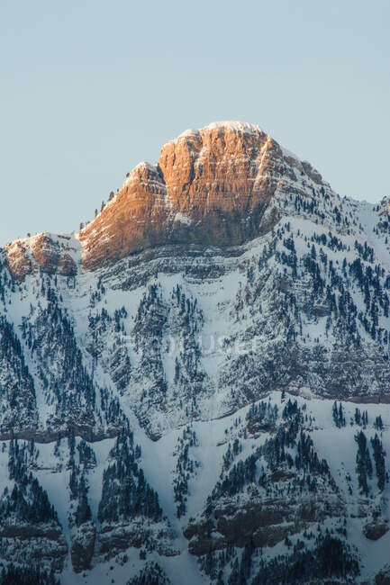 Malerischer Blick auf weiße schneebedeckte Berge mit Sonnenaufgang in der Natur. — Stockfoto