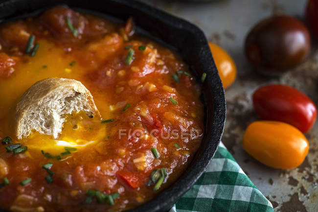 Spiegelei mit Tomaten, Paprika und Brot in der Pfanne — Stockfoto
