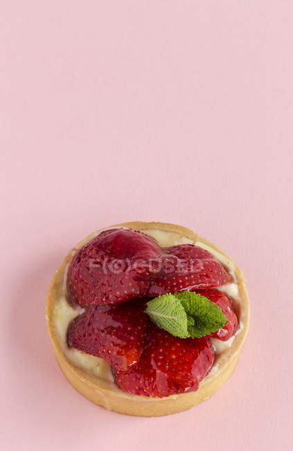 Deliciosa sobremesa cheia de creme e morangos frescos no fundo rosa — Fotografia de Stock