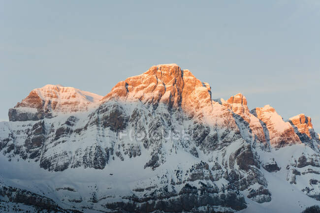 Живописный вид на белые снежные горы с солнечной вспышкой в природе. — стоковое фото