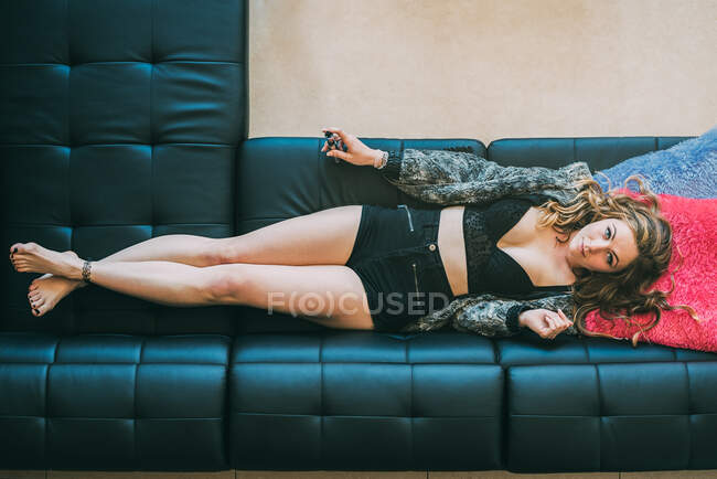 Frau liegt mit Cannabisglas stumpf auf Sofa — Stockfoto