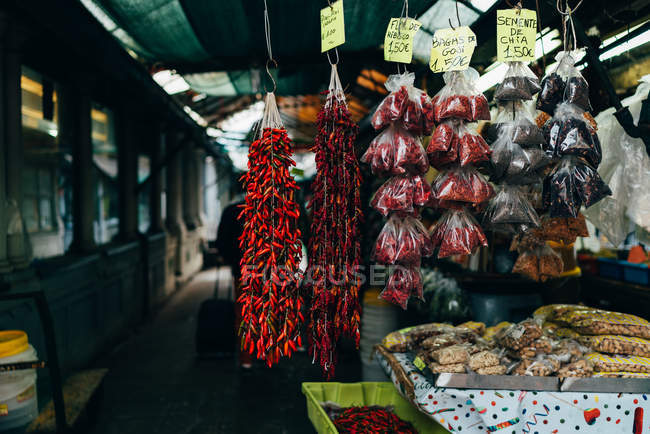Différents piments suspendus et suspendus au marché fermier — Photo de stock