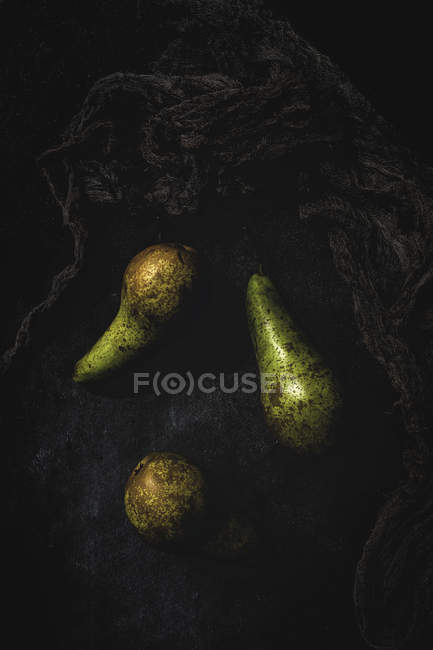 Poires vertes fraîches sur surface noire — Photo de stock