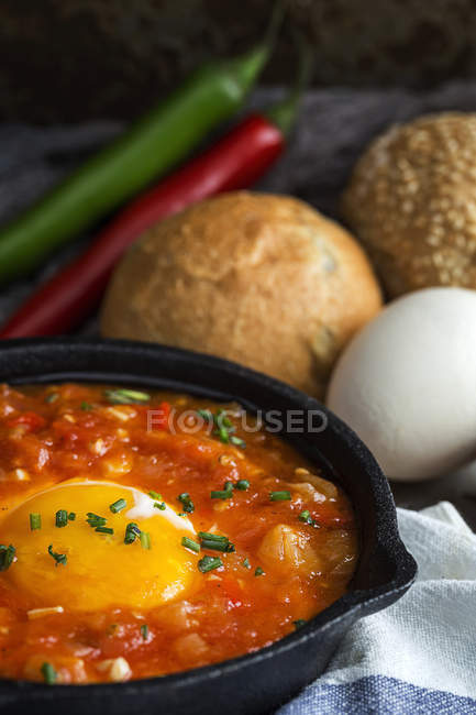 Жареное яйцо с помидорами и красным перцем в сковороде — стоковое фото
