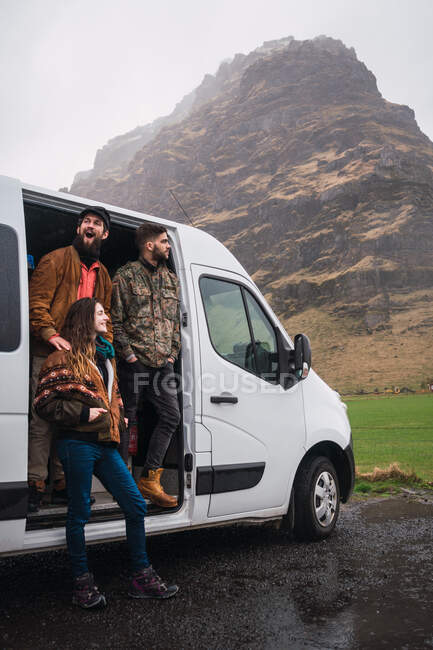 Сміються друзі з фургоном в природі — стокове фото