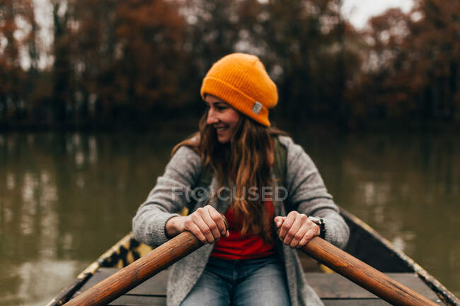 Mujer navegando en barco pequeño - foto de stock