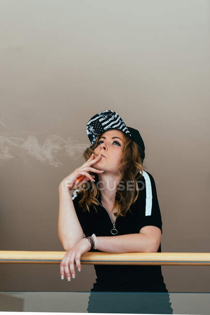 Jeune femme fumant un joint de cannabis — Photo de stock