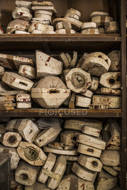 Schnittansicht verschiedener weißer Formen zum Gießen von Ton und Eisen auf Regalen in der Gießerei — Stockfoto
