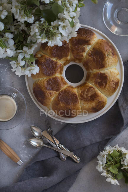 Da suddetto pane al forno con buco servito su un piatto su tavolo. — Foto stock