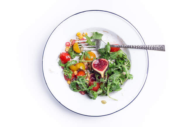 De dessus assiette de salade de légumes testy à la figue servie avec fourchette. — Photo de stock