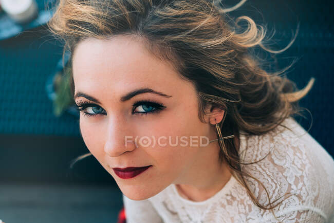 Young woman looking at the camera — Stock Photo