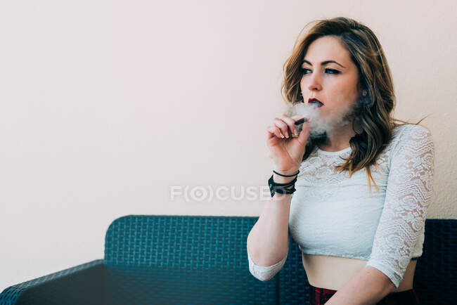 Giovane donna che fuma una canna da cannabis — Foto stock