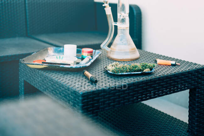 Planta de marihuana con dispositivos para fumar - foto de stock
