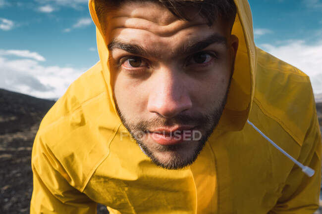 Mann blickt in Gebirge in Kamera — Stockfoto