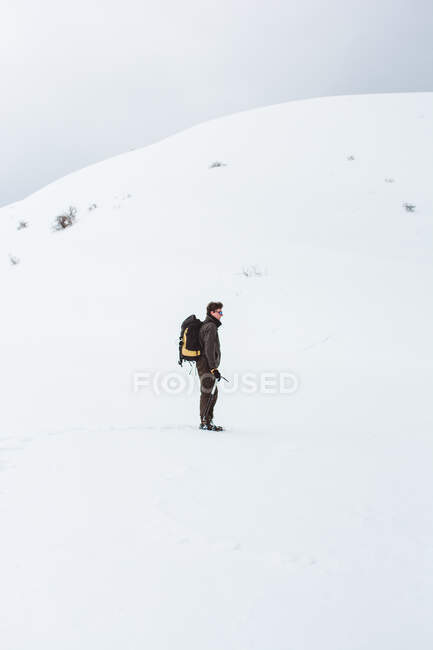 Passeio turístico na montanha nevada — Fotografia de Stock