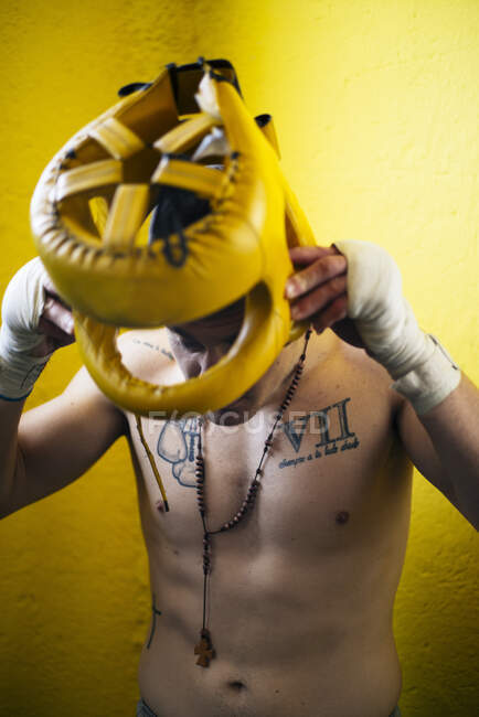 Без сорочки боксер одягає шолом для боїв . — стокове фото
