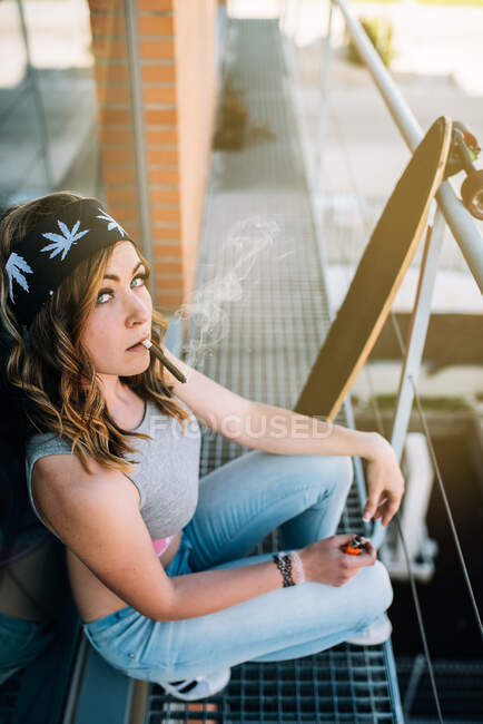 Young woman smoking a cannabis joint — Stock Photo