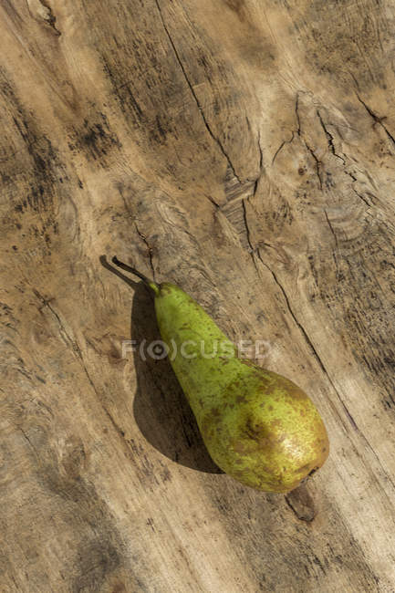 Свіжа зелена груша на дерев'яній поверхні — стокове фото