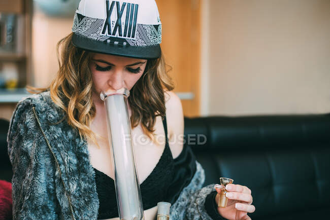 Donna che fuma marijuana in un bong — Foto stock