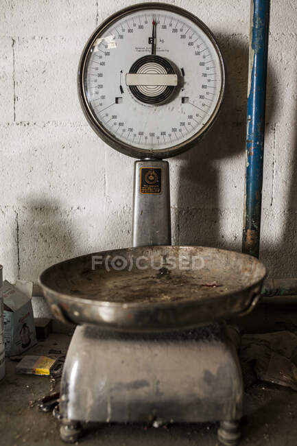 Vista da colheita da máquina de pesagem mais antiga em pé na fábrica de fundição de metal — Fotografia de Stock