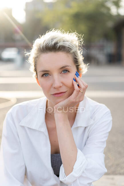 Portrait de femme blonde regardant la caméra — Photo de stock