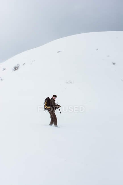 Tourist auf schneebedecktem Berg unterwegs — Stockfoto