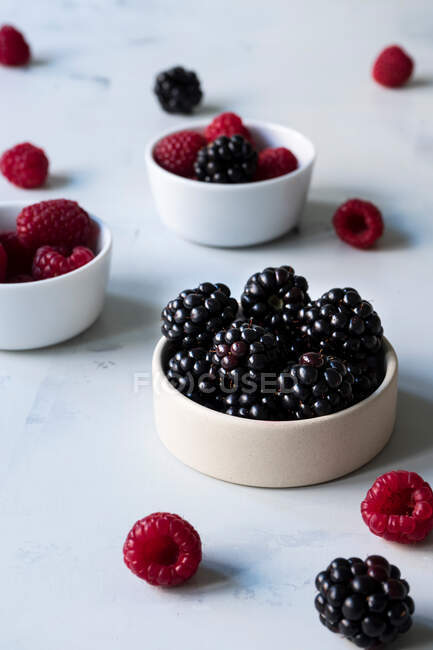 Blackberries and raspberries close up — Stock Photo