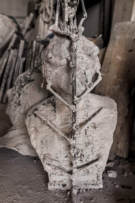 Casting shape and busts standing in architectural workshop — Stock Photo