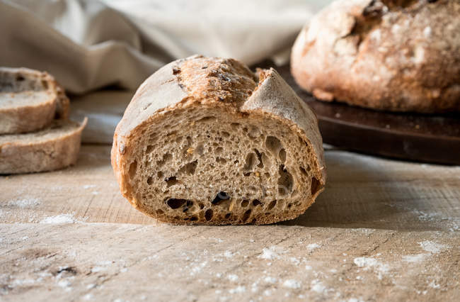 Pão de pão de centeio fresco cozido na farinha na mesa — Fotografia de Stock