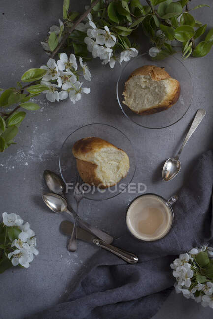 De arriba los platos de cristal con los pedazos de pan y la taza del café sobre la mesa. - foto de stock
