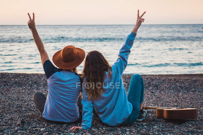 Пара з гітарою на пляжі — стокове фото